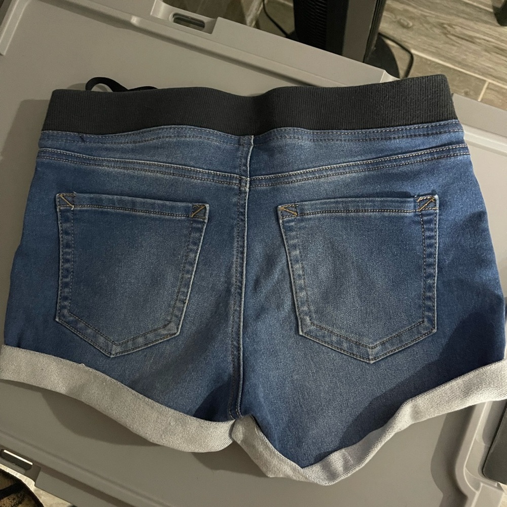 Shorts - Picture 3 of 3